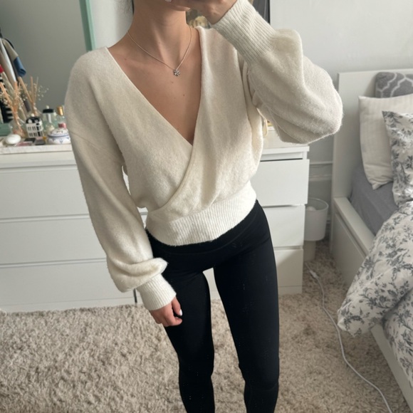 ARITZIA SOFTSPOKE DEAR SWEATER - Picture 1 of 9
